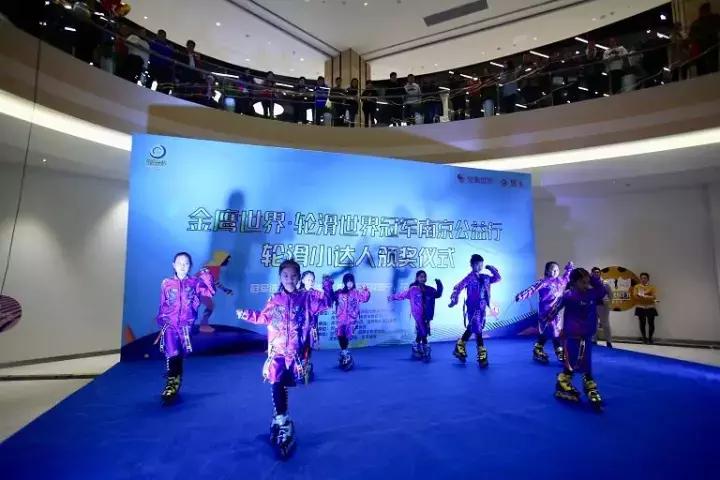 当“天空之城”遇上“动感轮滑”｜轮滑冠军林恩宁上演炫酷表演