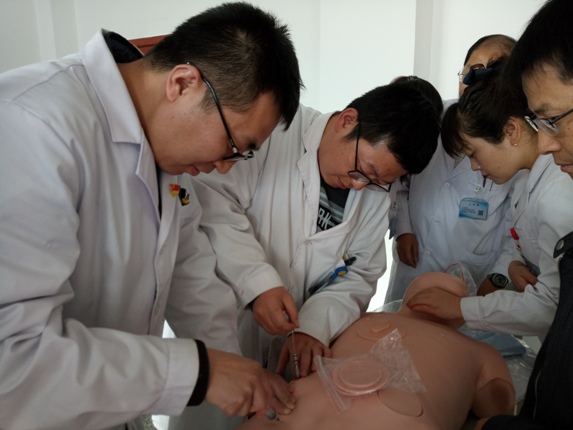 兰州石化总医院组织医护人员进行人体模具模拟技能操作培训