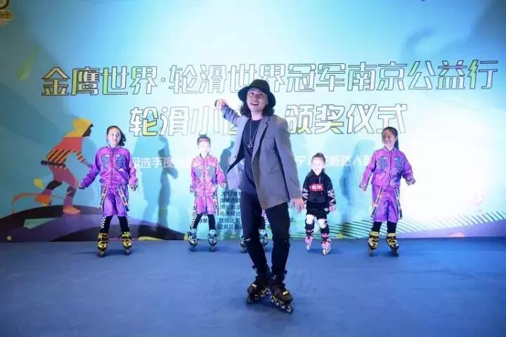 当“天空之城”遇上“动感轮滑”｜轮滑冠军林恩宁上演炫酷表演