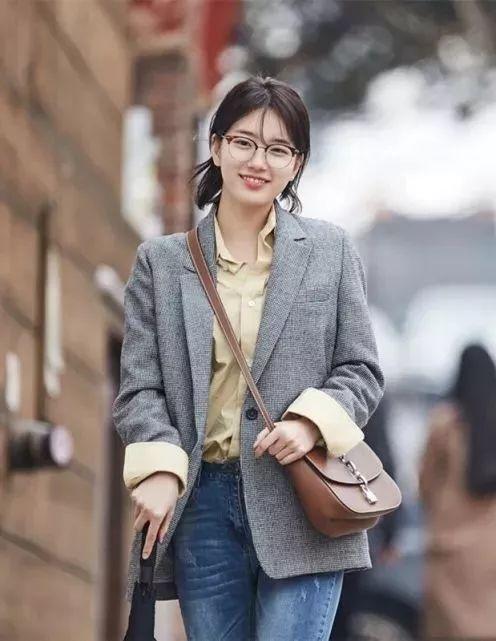 丝绒休闲套装搭配什么外套,丝绒套装两件套怎么搭配