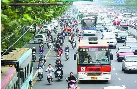 怎样“跟车”“避让”行人、非机动车？技巧看这里！