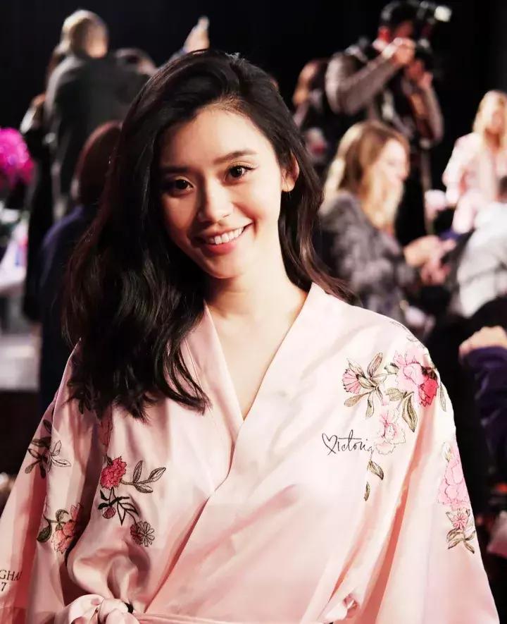 维密秀奚梦瑶摔倒完整版,奚梦瑶在维密大秀上摔倒