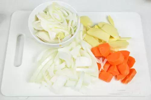 喝不完的红酒怎么做菜,红酒炖羊排用什么红酒