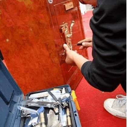 保险箱里藏120万现金,保险箱里放100万现金