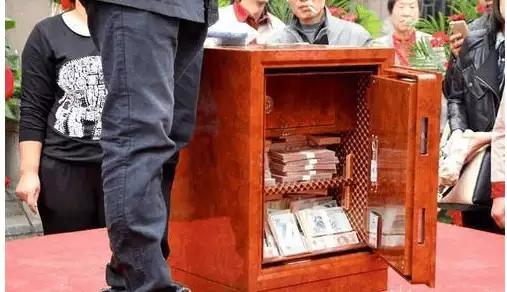 保险箱里藏120万现金,保险箱里放100万现金