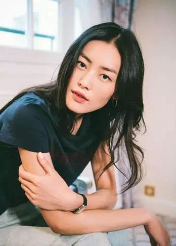 刘雯自己打拼的成就,刘雯从超模到成熟的视频