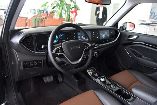 可能是最个性国产车，配无框车门、5块液晶屏，8万买它妹子更爱你