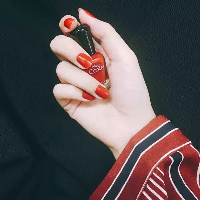 适合夏天显白的指甲油,显白大气夏款指甲油颜色推荐