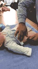 换尿不湿的奶爸,换尿布的奶爸