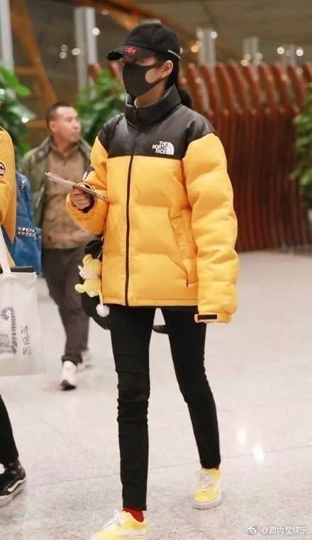鹿晗刘昊然同款羽绒服,刘昊然中戏羽绒服机场
