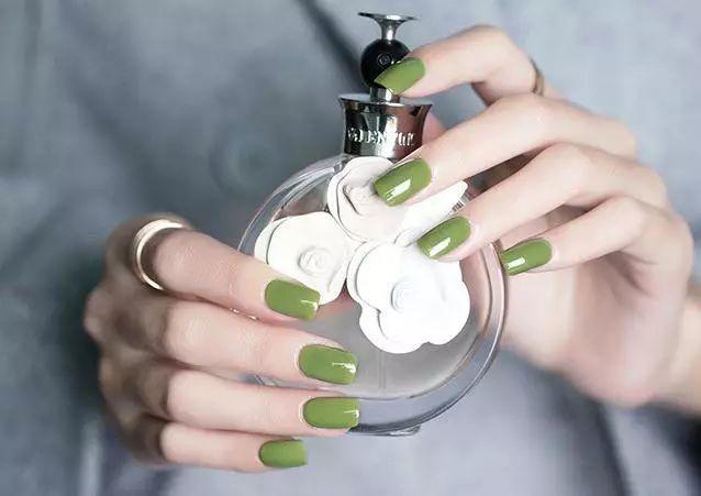 适合夏天显白的指甲油,显白大气夏款指甲油颜色推荐