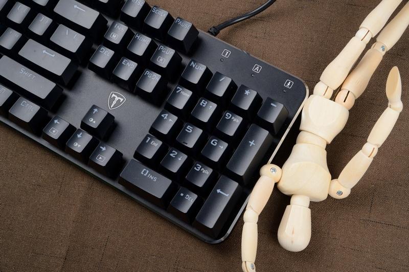 机械键盘基础款和炫酷,炫酷好样的机械键盘