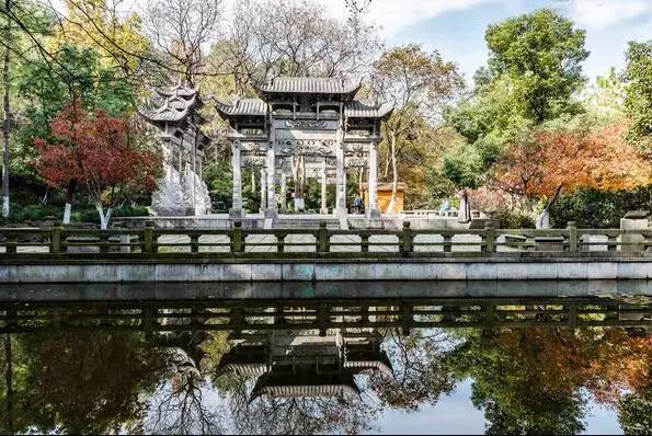 借得一把西湖伞，莫负江南雨一蓑