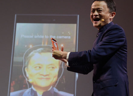 “脸能当卡刷”不再是空话！在中国干这些事儿，都得刷脸呢！