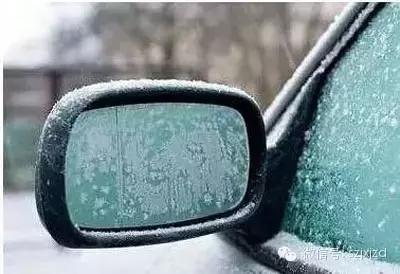 下雪汽车被冰雪冻住怎么办,冬天了车被冻