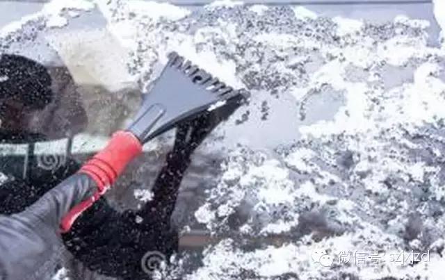下雪汽车被冰雪冻住怎么办,冬天了车被冻