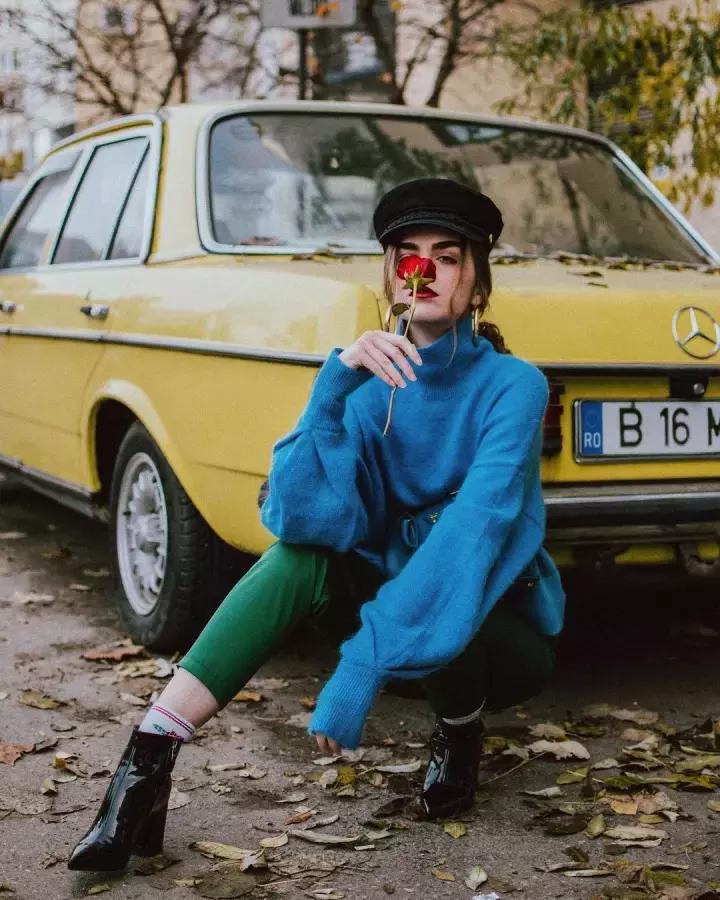 冬天纯色毛衣的高级穿搭,秋冬人手一件的毛衣怎么穿更好看