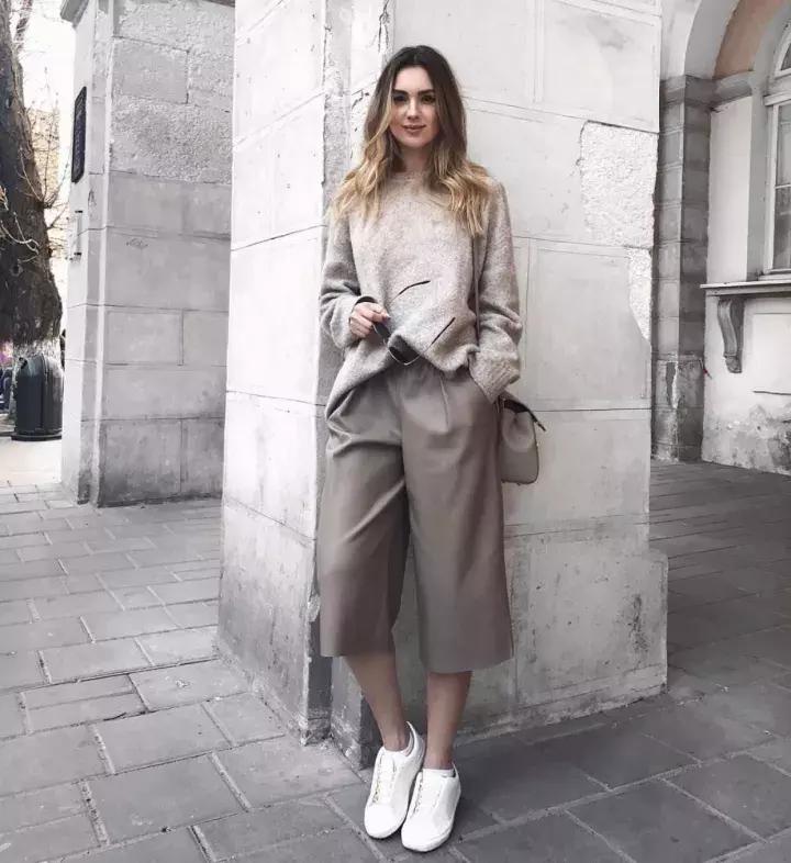 冬天纯色毛衣的高级穿搭,秋冬人手一件的毛衣怎么穿更好看