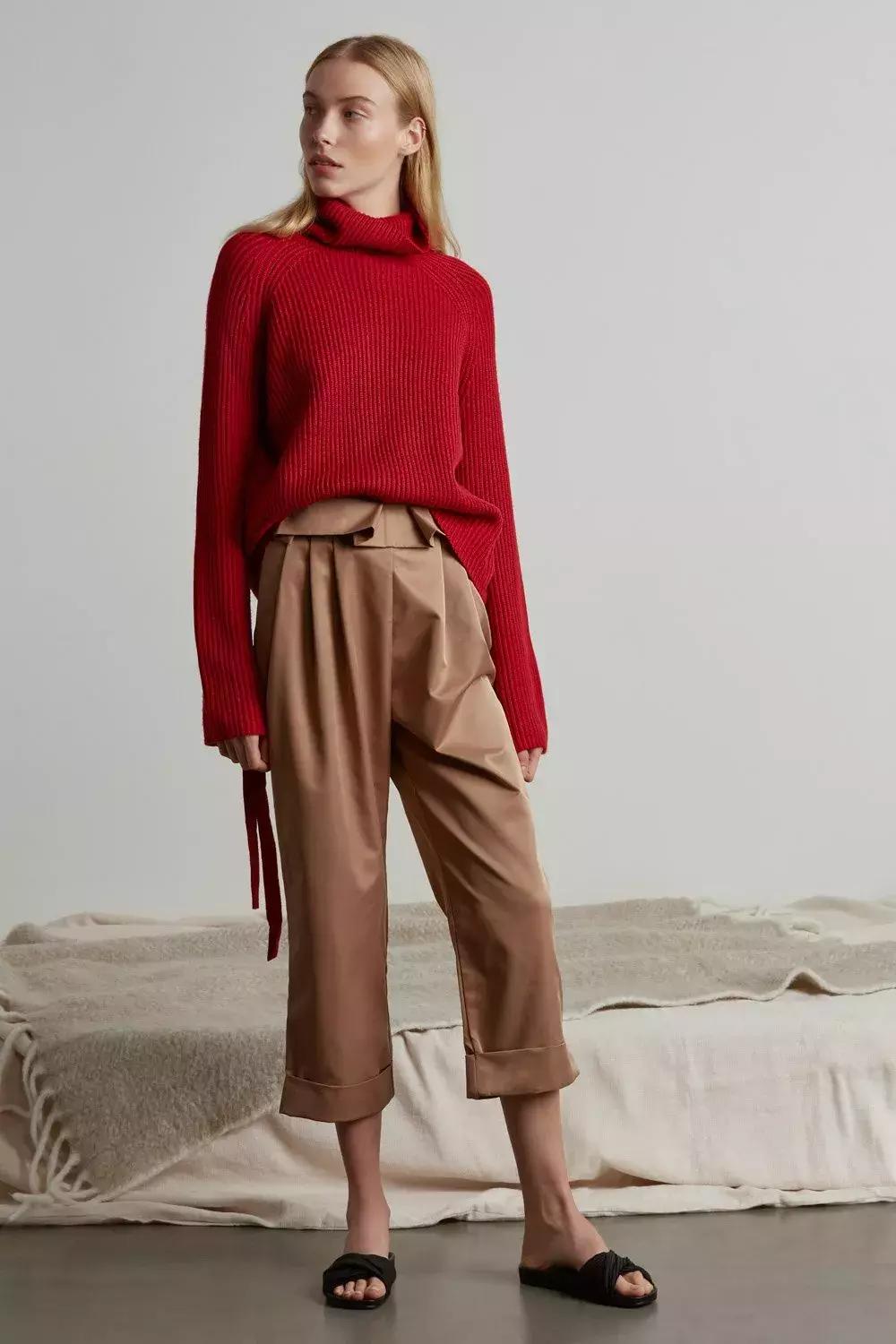 冬天纯色毛衣的高级穿搭,秋冬人手一件的毛衣怎么穿更好看