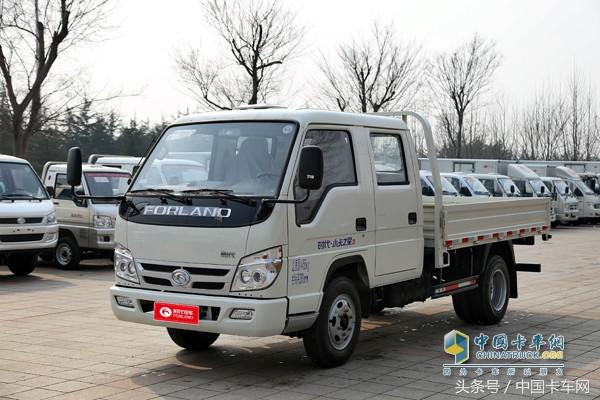 女司机高速爱跟卡车并行,女司机都喜欢卡罗拉