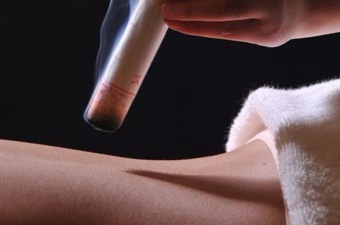 艾灸两天起密密麻麻的小水泡很痒,专家讲座艾灸的功效与作用