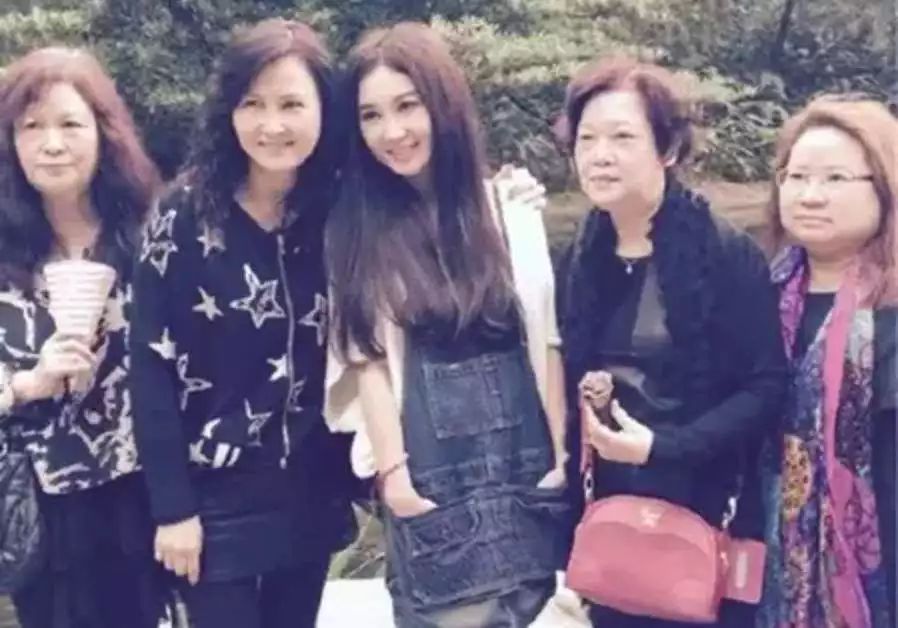 知美丨年会、同学会、相亲会……年底这么忙，你准备好了吗？