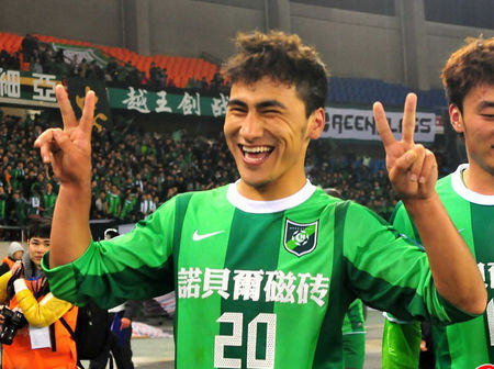 他亚冠“一球成名”，竖中指遭处罚，国奥队中展血性！