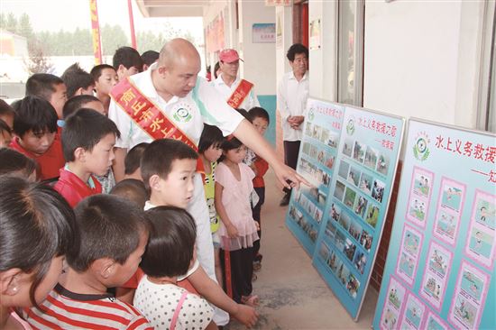 水无情人有义血更浓--记河南省商丘市水上义务救援队发起人、队长黄伟