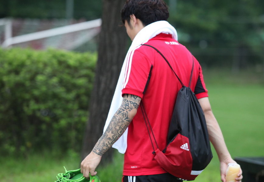 中国足球运动员纹身,球可以输但气质要到位