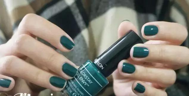 秋冬好看的指甲色,秋冬最适合的指甲油颜色多色搭配