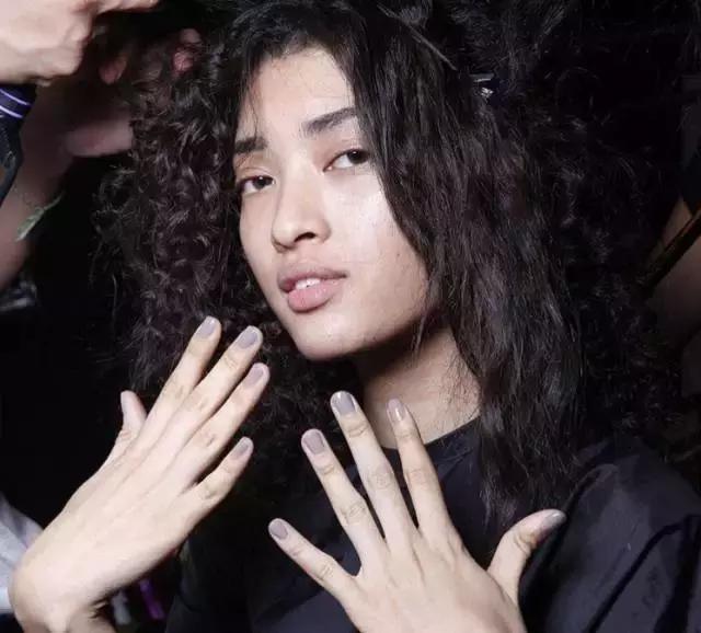 秋冬好看的指甲色,秋冬最适合的指甲油颜色多色搭配