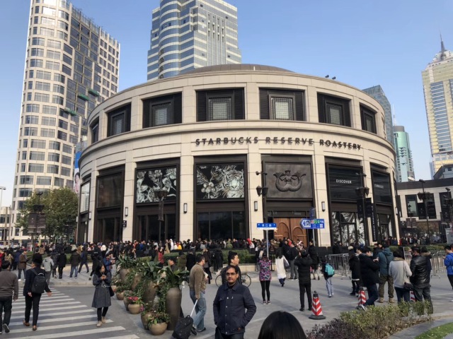 上海新网红！星爸爸全球最大烘焙工坊开业第一天，队伍长到害怕