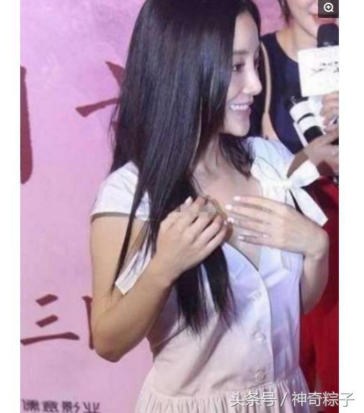 李小璐笑容满面心情大好,李小璐面露微笑