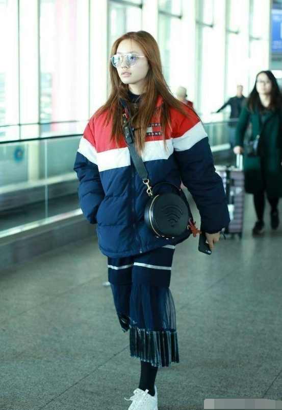 林允个性拼接穿搭 (林允穿香奈儿羽绒服亮相)