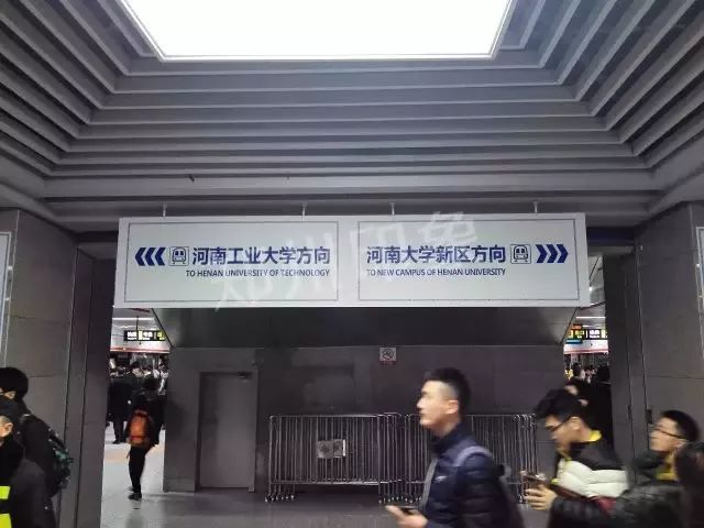 今天，我在挤爆了的郑州地铁1号线上，织了一件毛衣……