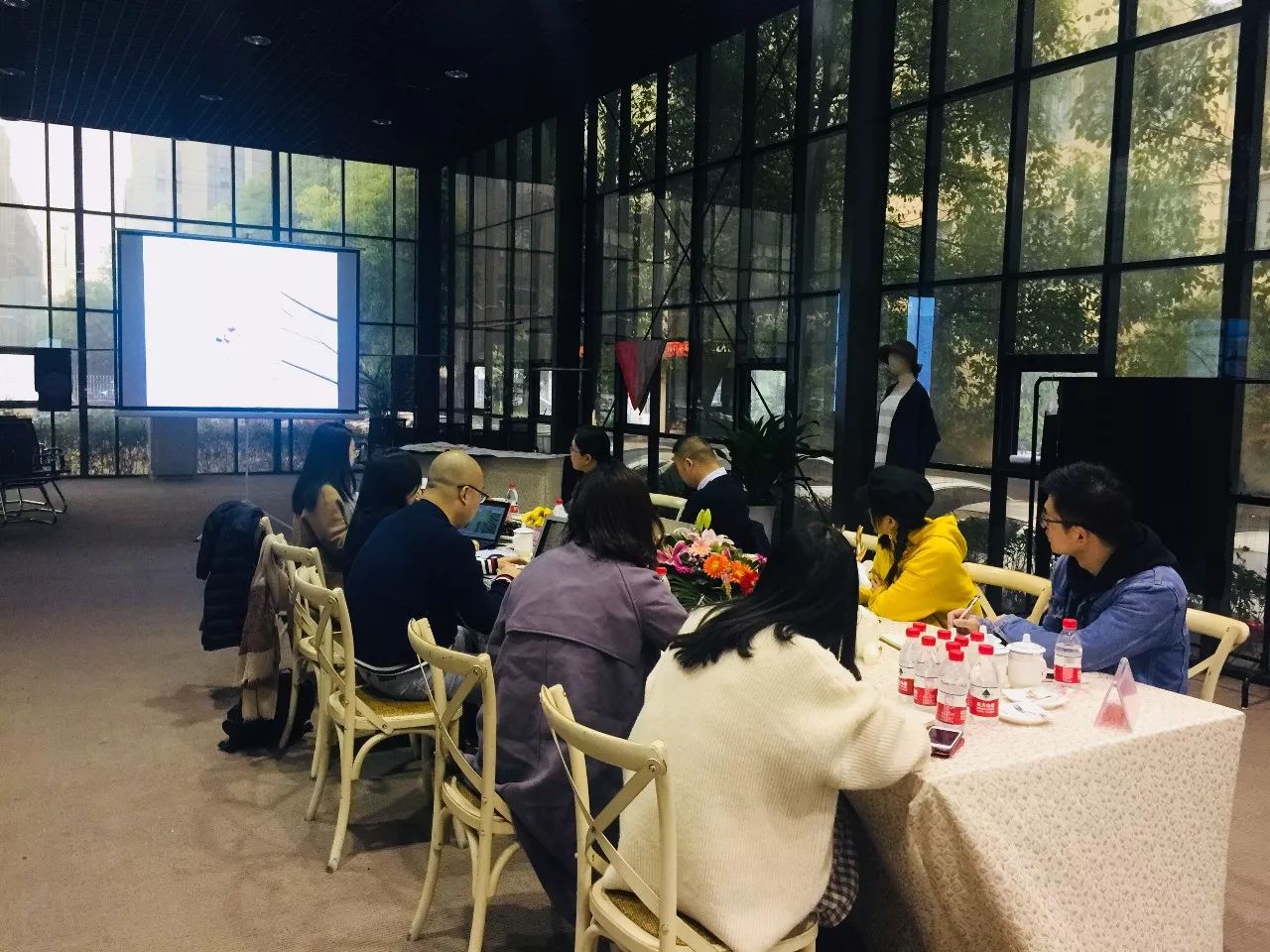 用衣服辅料做创意时装,有哪些面料衣服舒服又好看