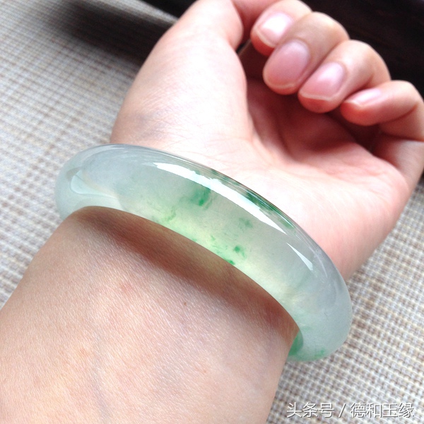 翡翠飘花手镯有几种,翡翠飘花手镯的最高境界