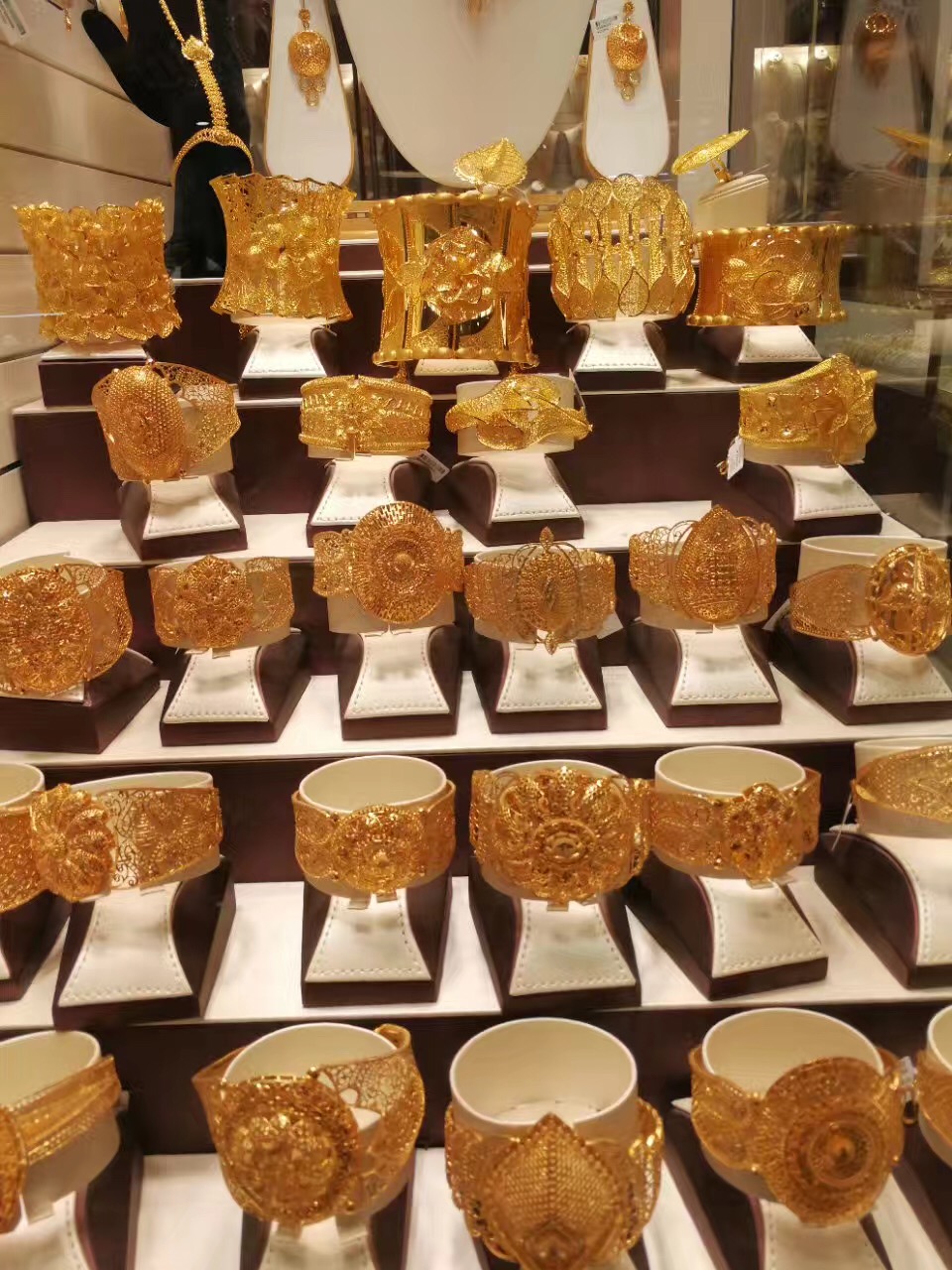 迪拜土豪有多奢侈,迪拜金子最多的土豪