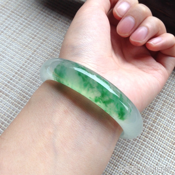 翡翠飘花手镯有几种,翡翠飘花手镯的最高境界