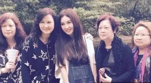 温碧霞同学照片,温碧霞和同学的差距