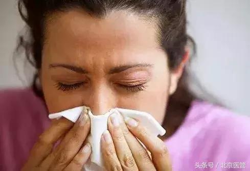 眼部化妆缓解浮肿,如何简单护理眼周细纹