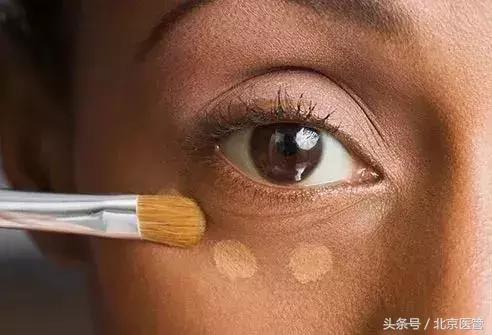 眼部化妆缓解浮肿,如何简单护理眼周细纹