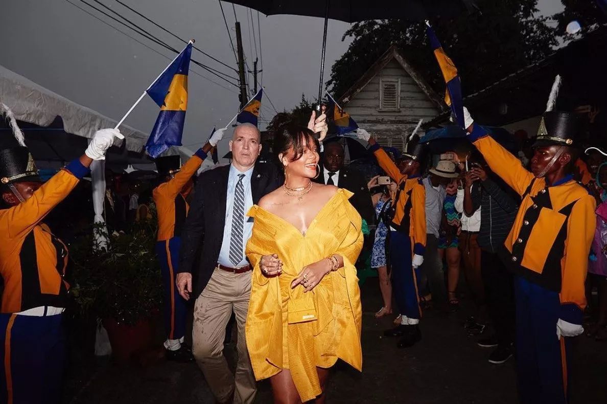 rihanna最新出街,rihanna街头