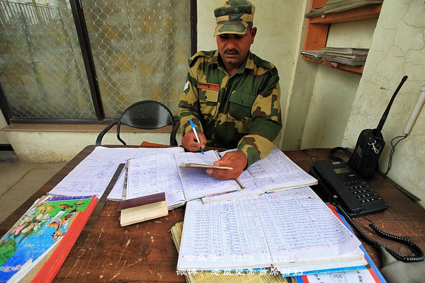 被警察护送出境,被印度扣留的边防士兵回来了吗