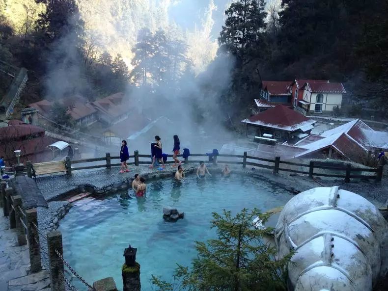青城山私汤雪景温泉酒店,剑河仰阿莎温泉小镇雪景