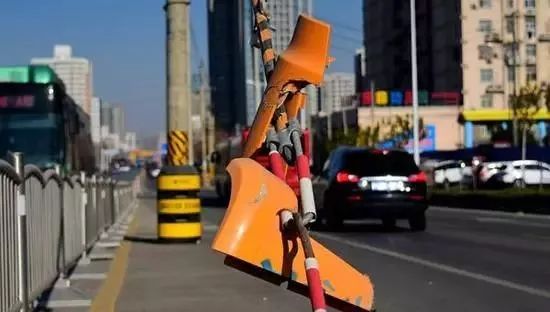 「1041新闻眼」车被挡咋办？郑州霸气停车管理员开叉车铲走！叉车……