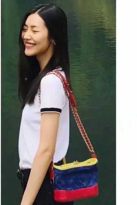 刘雯每月收入多少钱,刘雯收入2018排第几