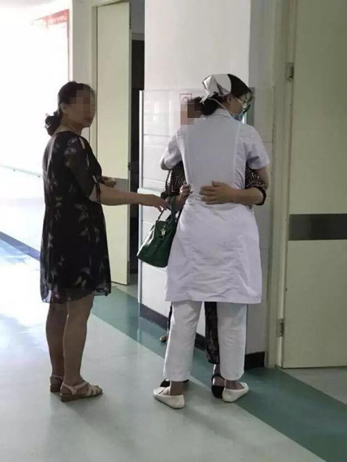 弟媳嫉妒嫂子生娃早，不听她补叶酸建议，宝宝出生弟媳被吓得大哭