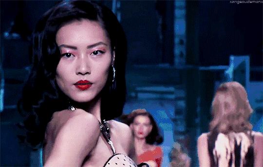 刘雯每月收入多少钱,刘雯收入2018排第几