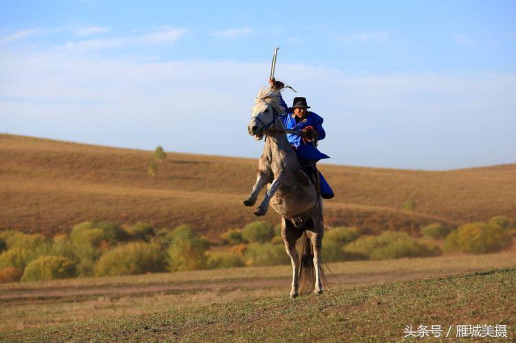 内蒙古大草原骑马狂奔照片,草原天堂写真